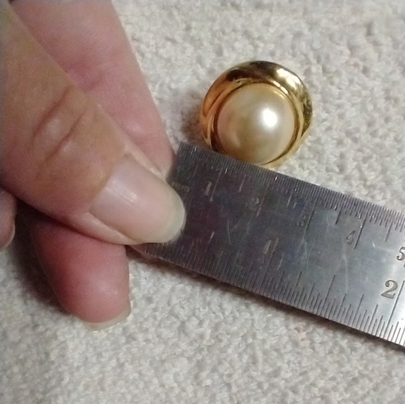 Goldtone faux pearl 🦪 round button post earrings backs don't match - Picture 4 of 4